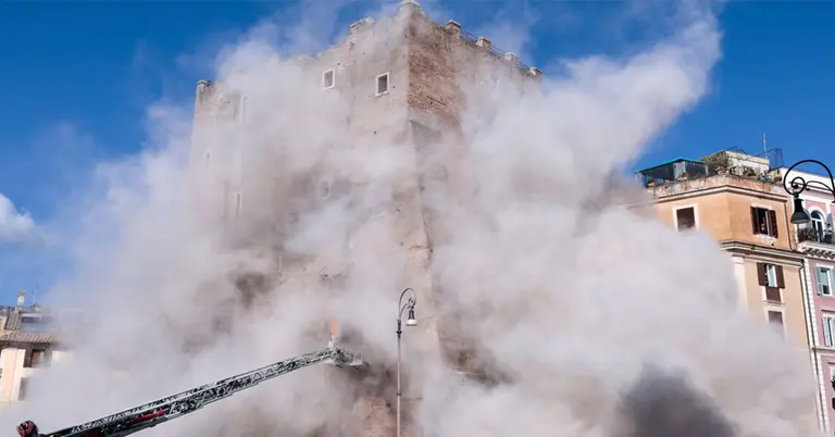 ইতালির রোমে ধসে যাওয়া সেই টাওয়ারটি